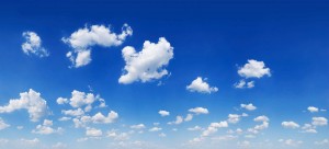 Strahlender Himmel mit Wolken